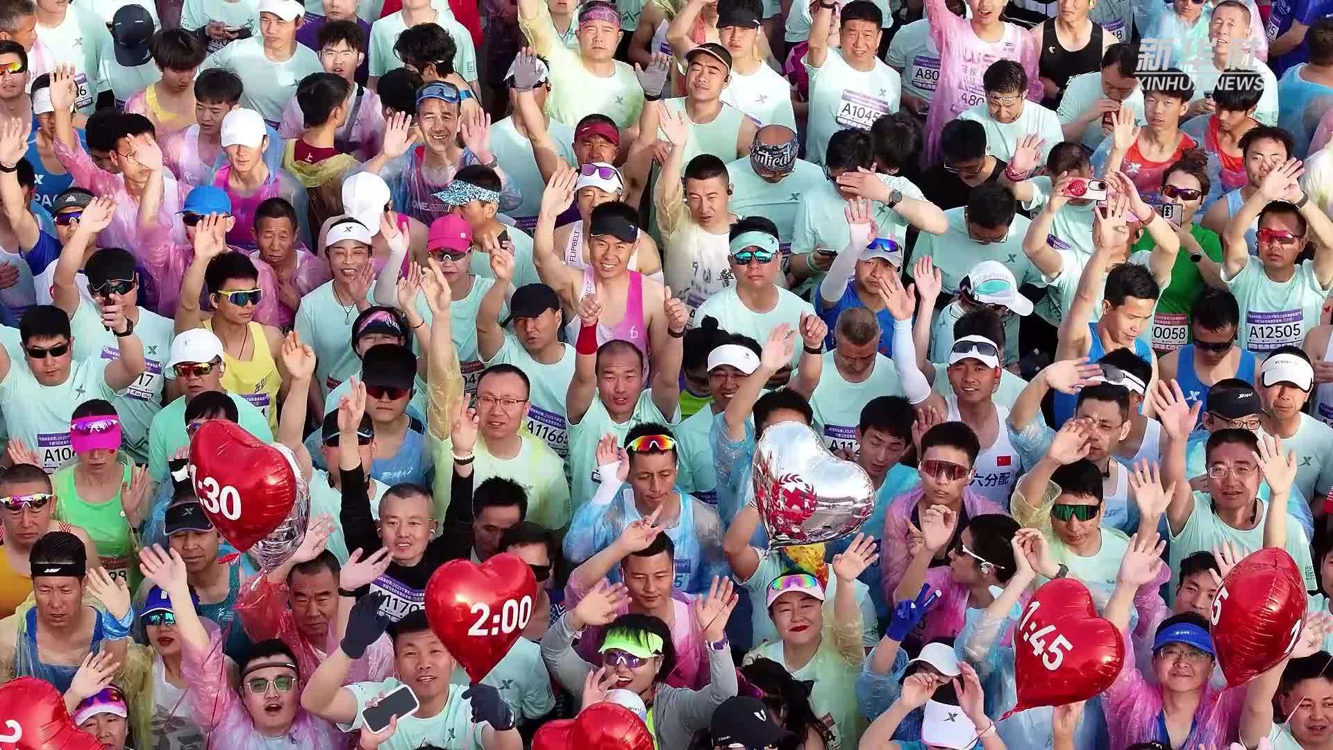 贺兰山下 葡萄酒主题的马拉松赛事鸣枪开跑