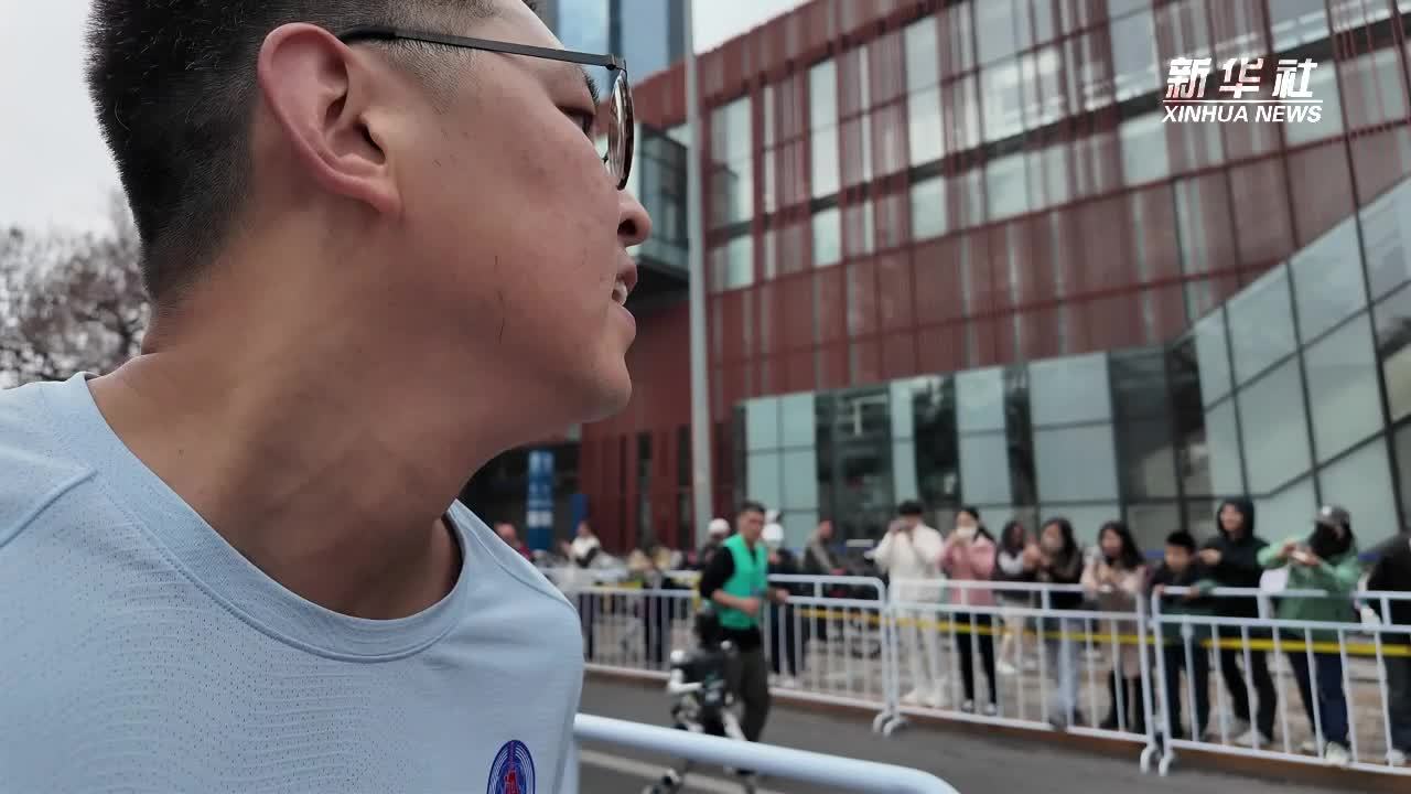 VLOG|“碳基”VS“硅基”——人类跑者眼中的“人机共跑”半程马拉松