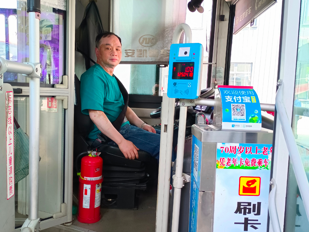 货车起火、车辆爆胎关键时刻桐庐公交司机出现了(图1)