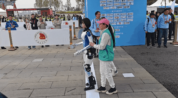 完赛率不到一半!机器人“跑远”难,首届马拉松有何意义?