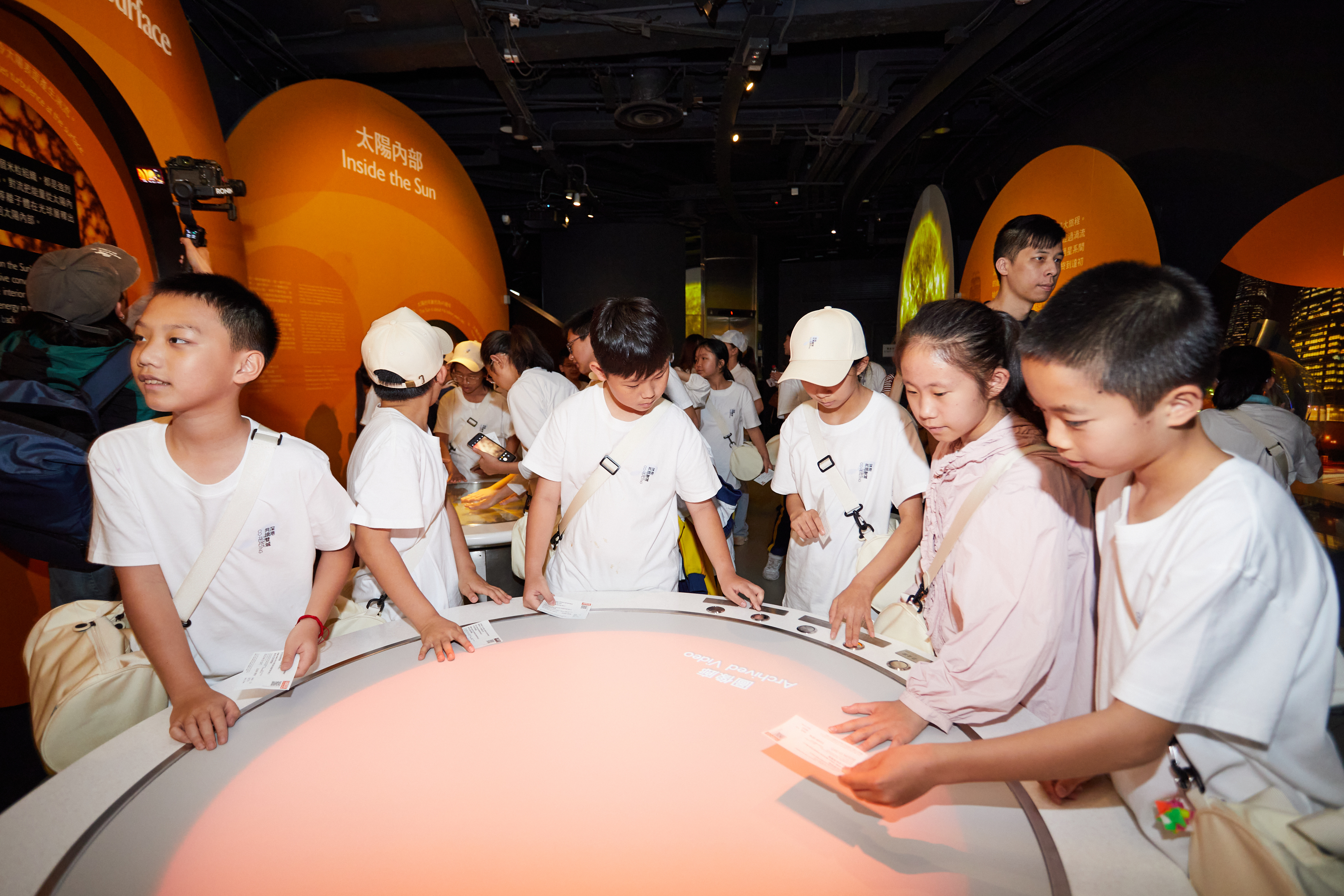 2025年“深港青少年研学计划”启动 走进香港知名文化科技空间