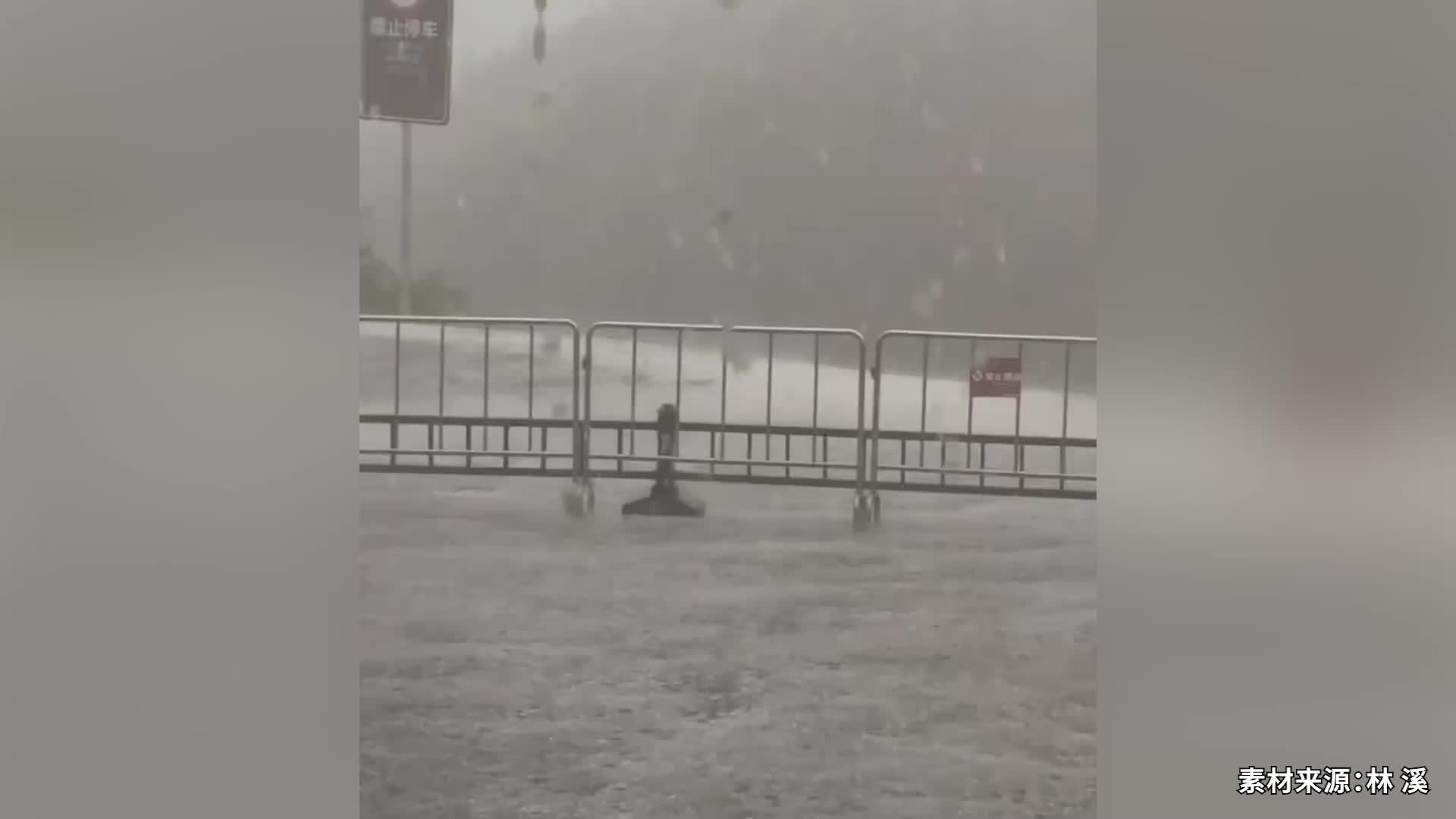 贵州一景区突遇暴雨冰雹，民警护送妇女儿童进警车避雨，全身发抖呼叫救援