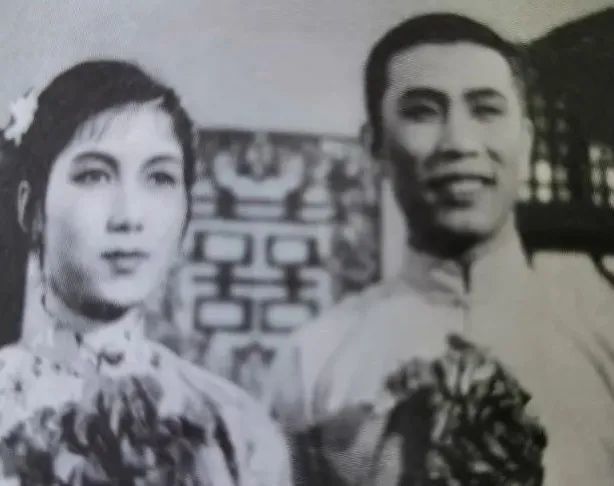 评剧电影《刘巧儿》剧照，新凤霞饰刘巧儿 张德福饰柱儿