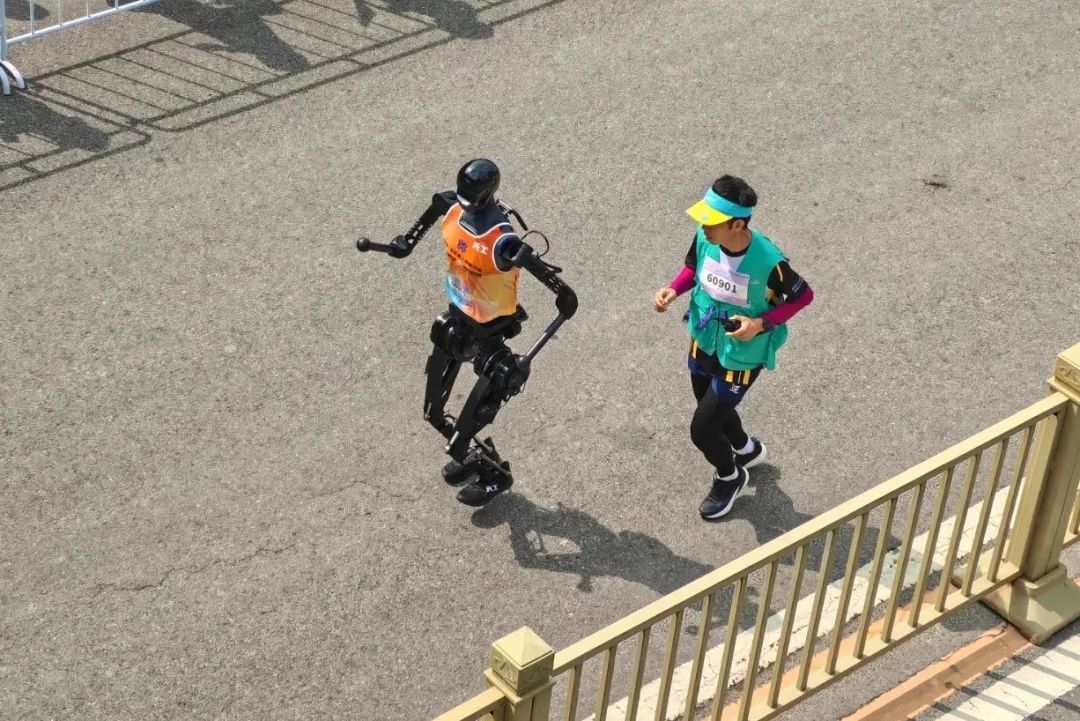 太奶式遛弯、儿童级陪护、累趴工程师,这场马拉松让科技圈笑不活了