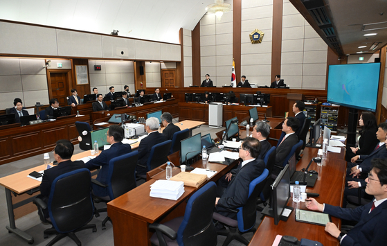 尹锡悦受审现场曝光:紧闭双唇,眼睛直视前方,没有看镜头