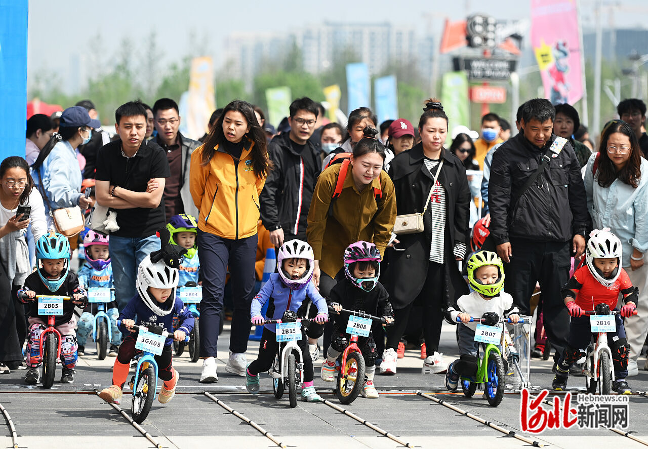 4月19日，2025追风少年全国儿童滑步车公开赛暨第三届京津冀儿童滑步车公开赛，在保定市爱情广场举办。  河北日报记者 王伟宏摄.JPG
