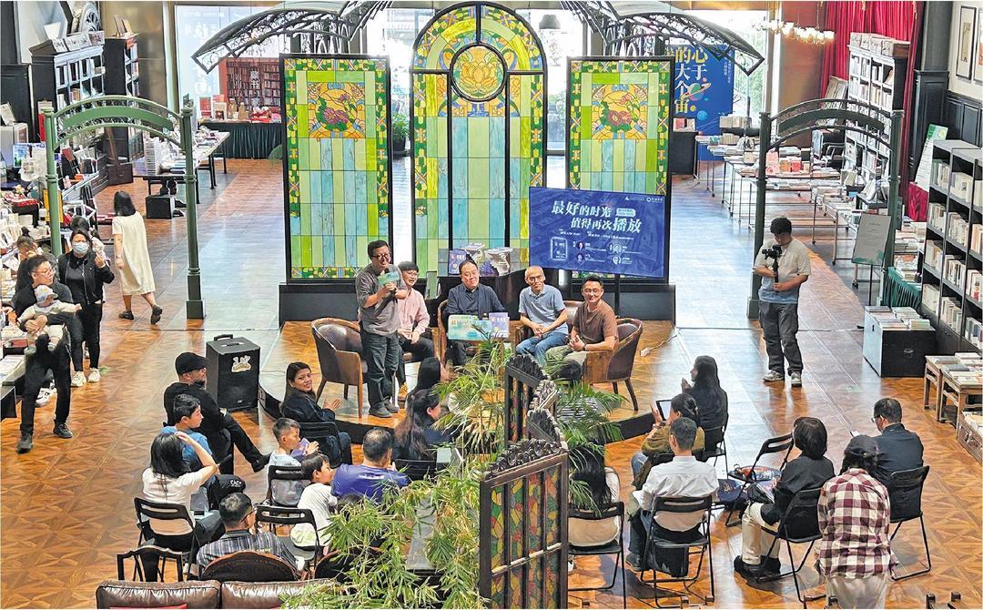 4月20日，《弹幕书》签售会在济南阡陌书店579百工集店举行。（记者 唐晓宁 报道）