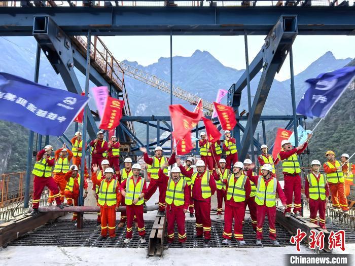 宜兴高铁高岚河特大桥顺利合龙。李斌 摄