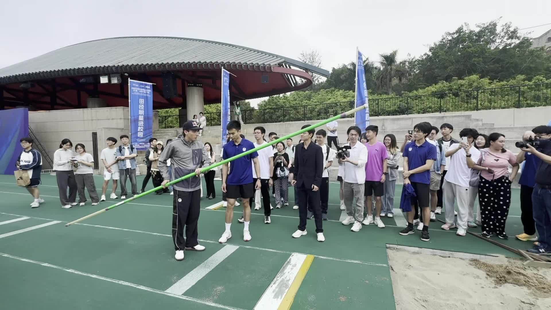 视频｜杜普兰蒂斯和肯德里克斯亲手教你撑杆跳高！等等……怎么好像少根杆？