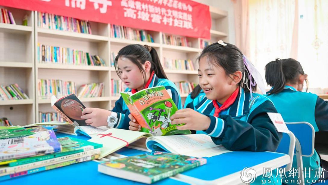 高墩营小学学生在农家书屋乐享阅读时光　杨艺锴　摄