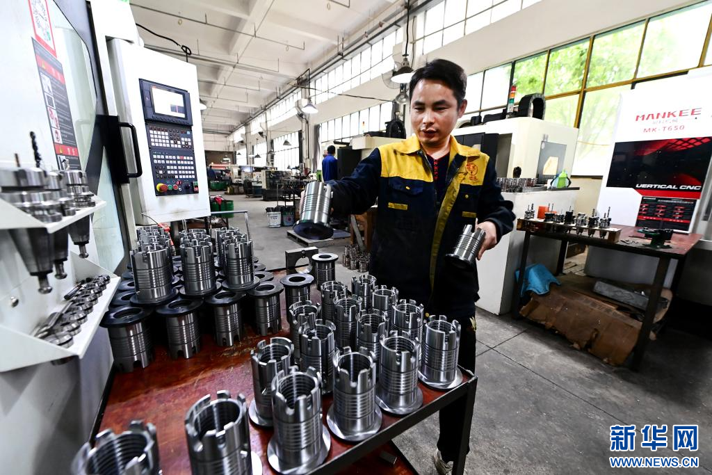 近日，在江西省宜春市萬載縣馬步鄉招商引進的銘恩模具制造企業，工作人員在車間趕制訂單產品。新華網發 鄧龍華 攝