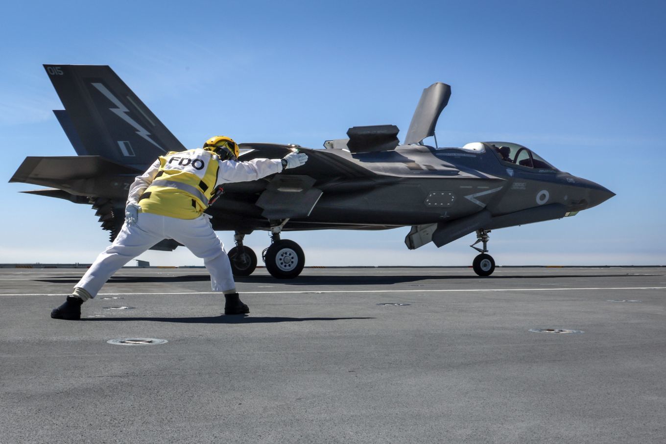 (资料图)2021年6月9日,“威尔士亲王”号首次起飞F-35B战机。尽管英国最近再次确认了维持138架F-35B的总订购量不变,但截至目前为止,能够确认的仅有37架英国F-35B完成了下线并试飞,除去坠海损失的一架与留在美国用于训练的飞机,英国手中可用的F-35B总数很可能不足30架 英国空军