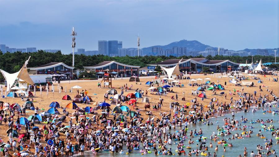 旺季的万平口景区海边人山人海，游客热情高涨。李磊 摄
