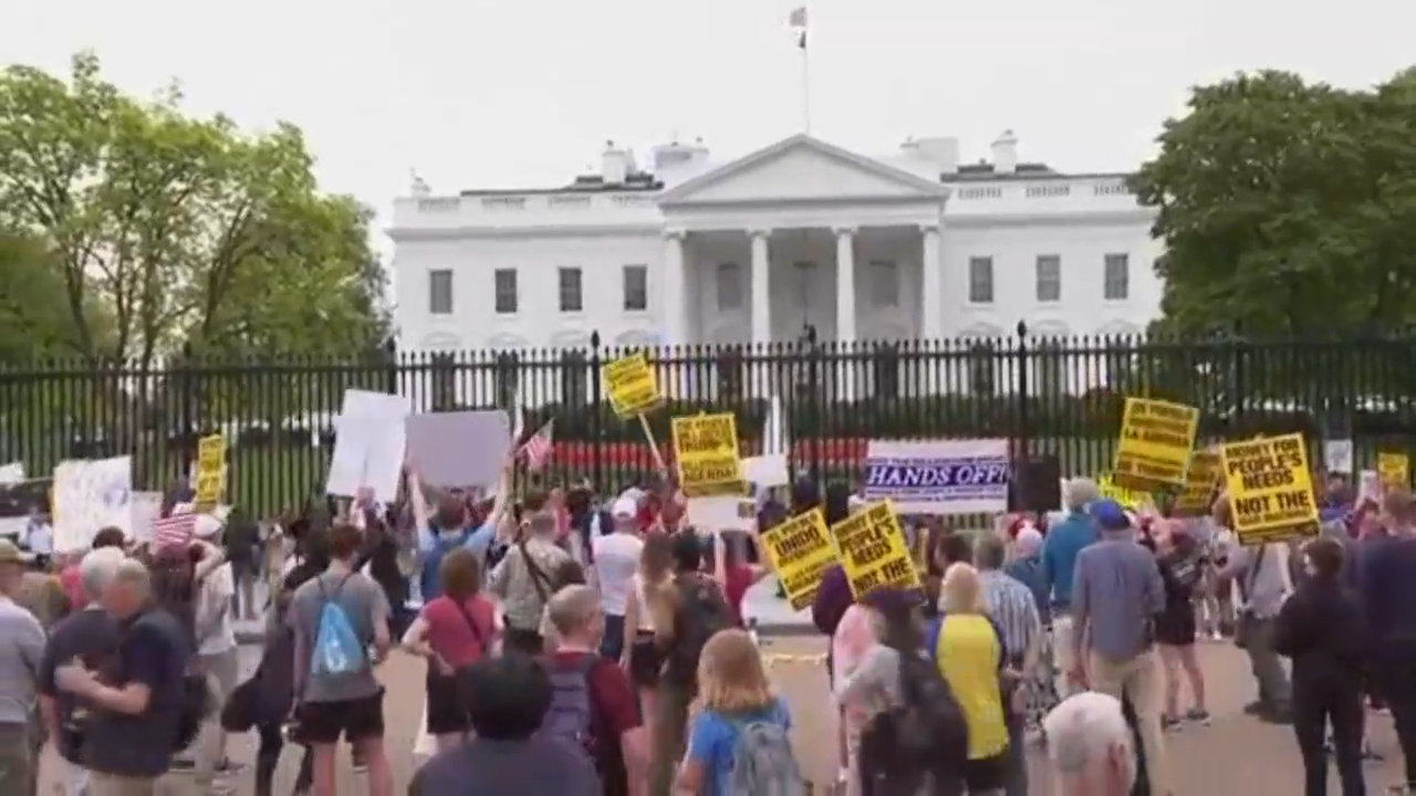 现场直击全美反特朗普抗议！特朗普：你们越抗议，我越成功！