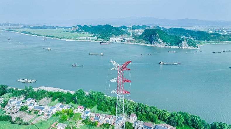 江西九江彭泽棉船风电项目开始跨越长江放线作业现场，江西送变电中建公司抢抓封航时段作业，航道解封后线路跨江段航拍图。（彭声彬 摄）