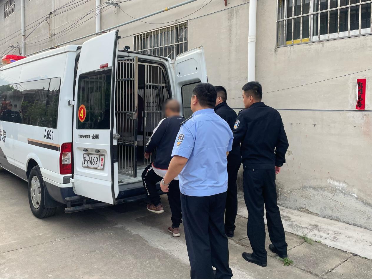 济宁两级法院联合执法在邹城拘传拘留老赖15人