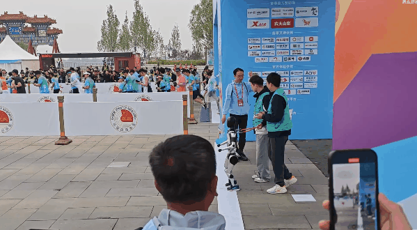 完赛率不到一半!机器人“跑远”难,首届马拉松有何意义?