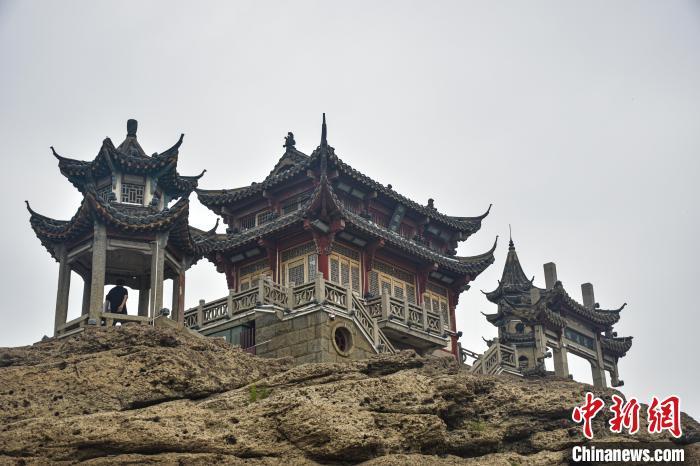 图为江西庐山市“千年石岛”落星墩，亭台、牌坊、寺庙、石塔静静矗立。巫发阳 摄