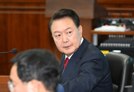 尹锡悦受审现场曝光:紧闭双唇,眼睛直视前方,没有看镜头