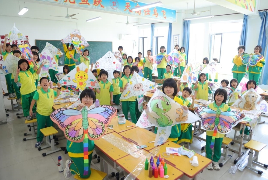 河间英华学校的学生参与绘制风筝。