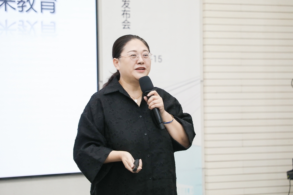 人文教育学院执行院长陈阳