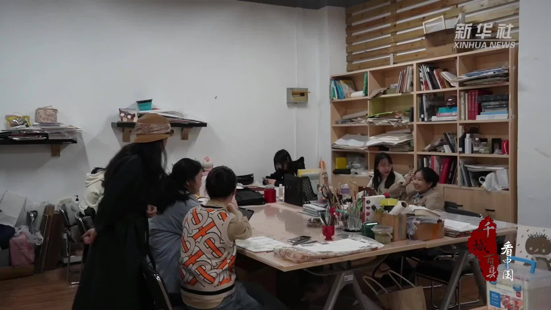 千城百县看中国｜她把“女娲补天”画给世界