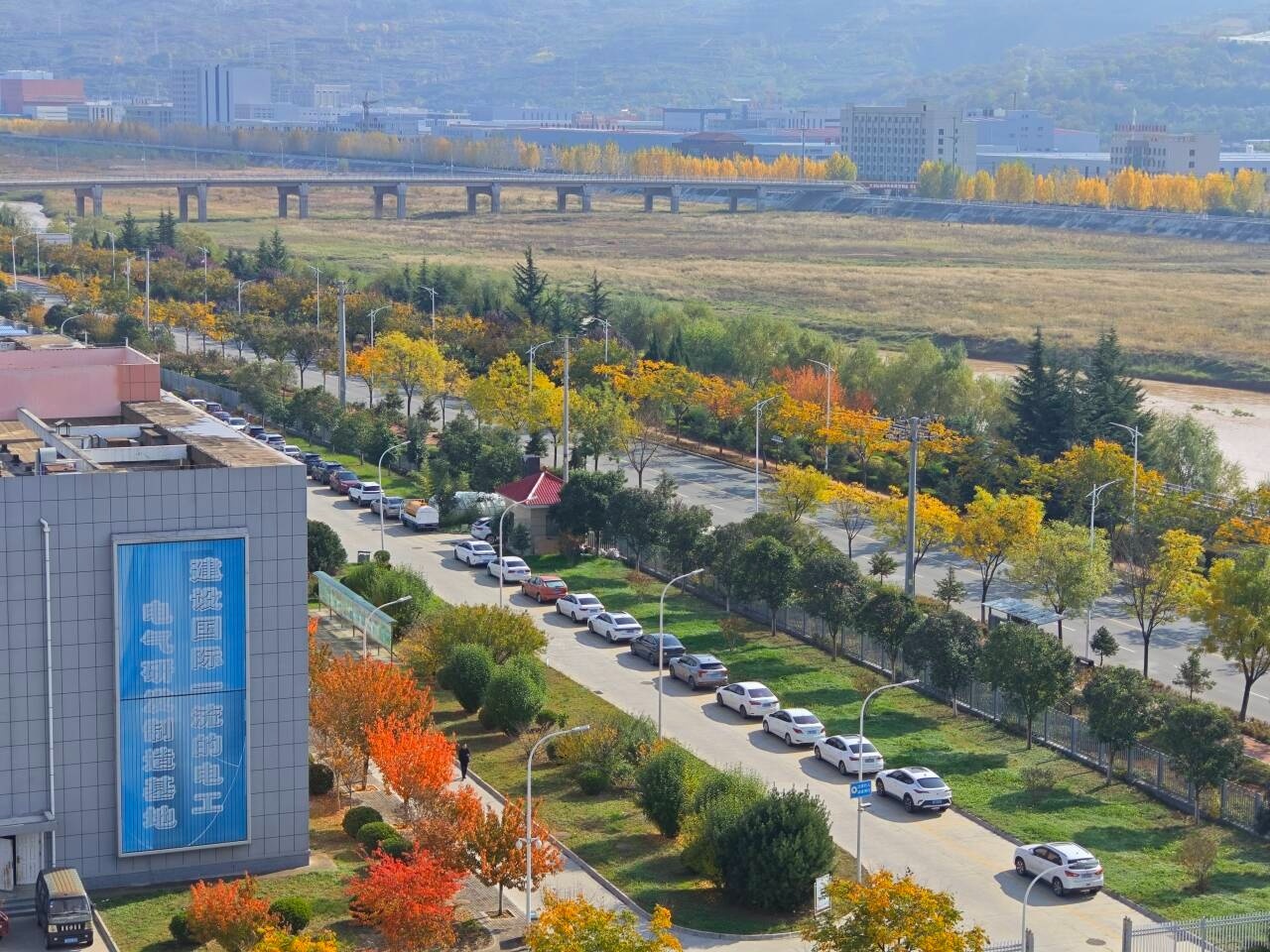 绿色工厂厂区一角（甘肃电气集团供图）