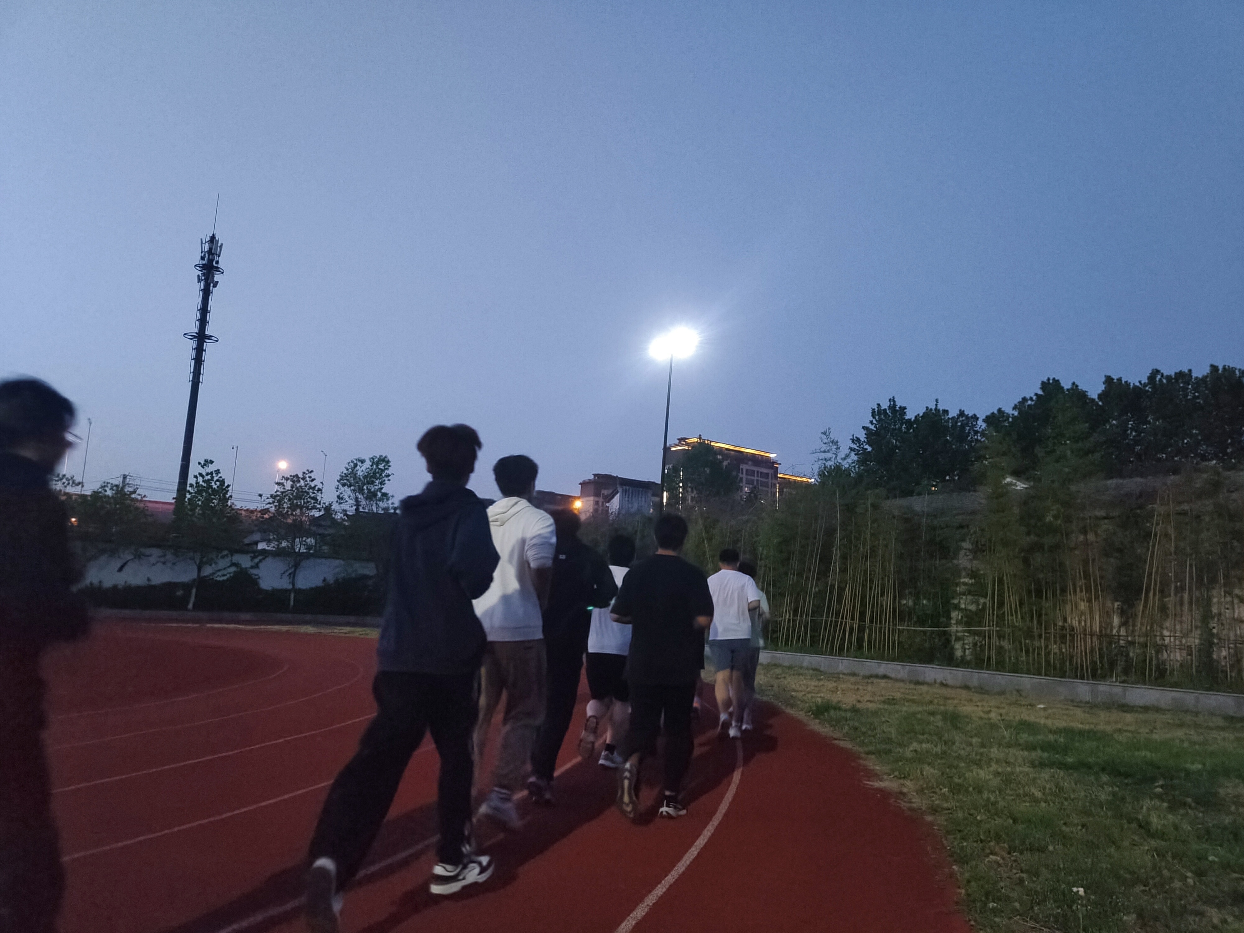 江苏安全技术职业学院“轻”春夜校：卸下“腹”重，让青春飞扬