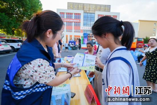 万石镇社会治安综合治理中心外景；2、万石镇社会治安综合治理中心内景；3、网格员走进广场与居民互动。万石镇供图