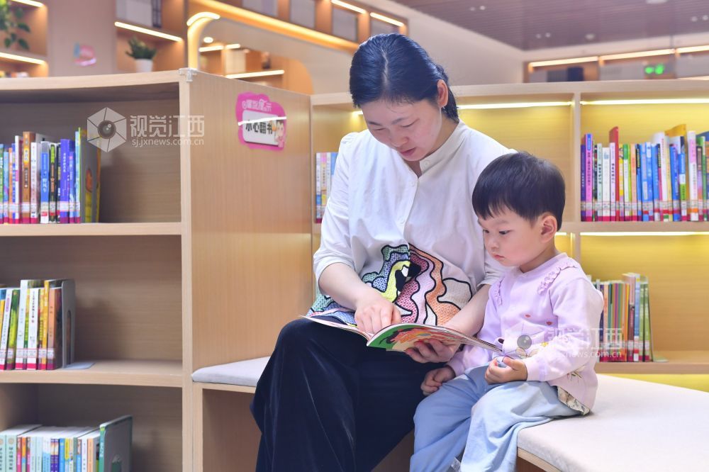 2025年4月22日,江西省吉安市吉州区市民在城北暖心书屋看书,享受阅读时光。