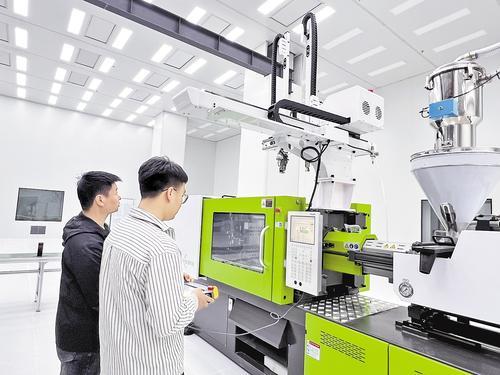 4月10日上午，在昌众电子（邢台）有限公司注塑成型车间，技术人员正在调试设备。本报记者 王永晨摄