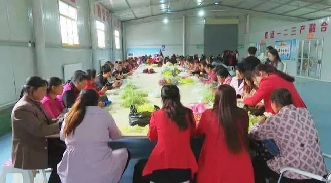 华亭折翼天使留守妇女指尖生“花”　巧手编织致富路