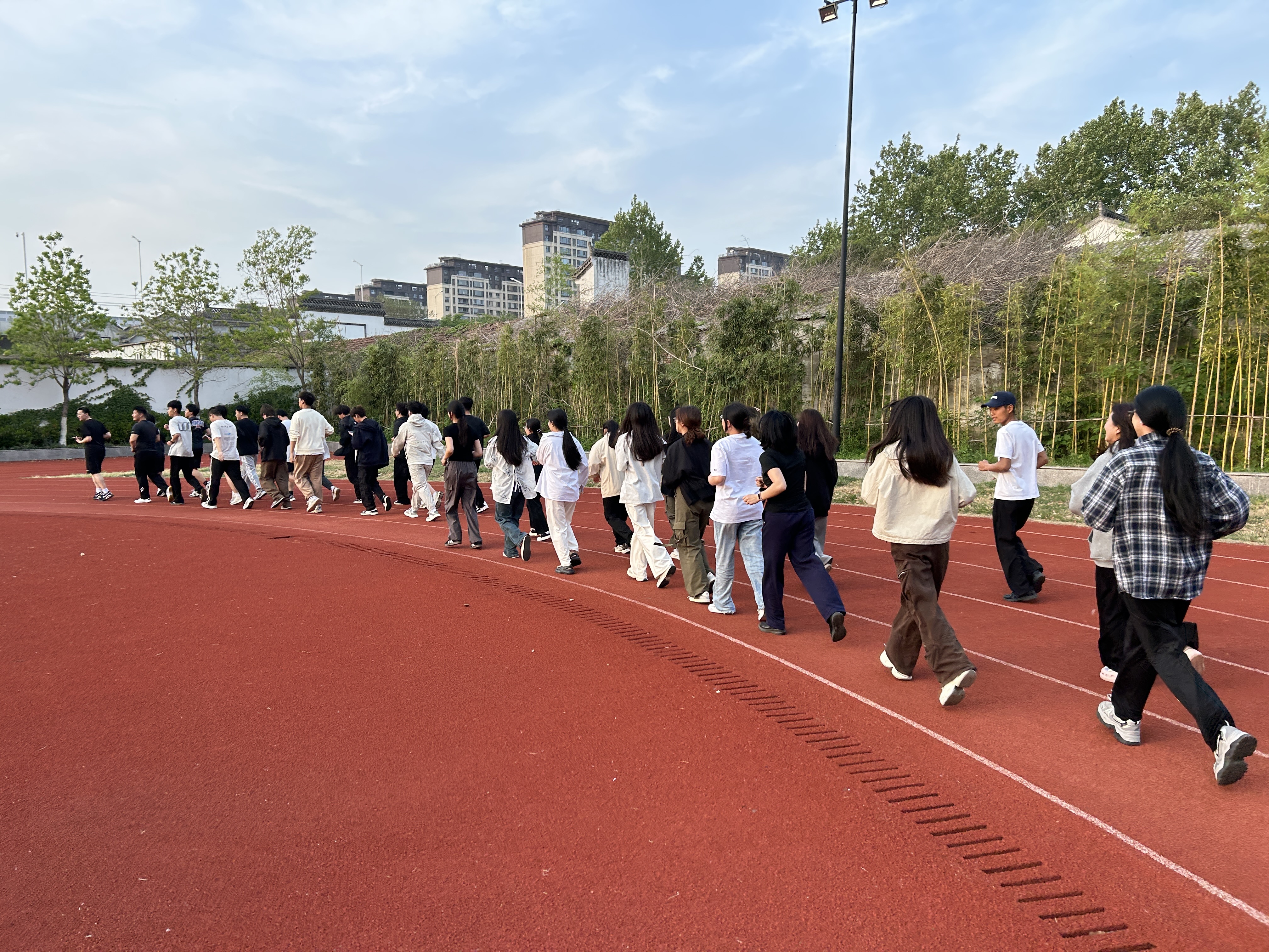 江苏安全技术职业学院“轻”春夜校：卸下“腹”重，让青春飞扬