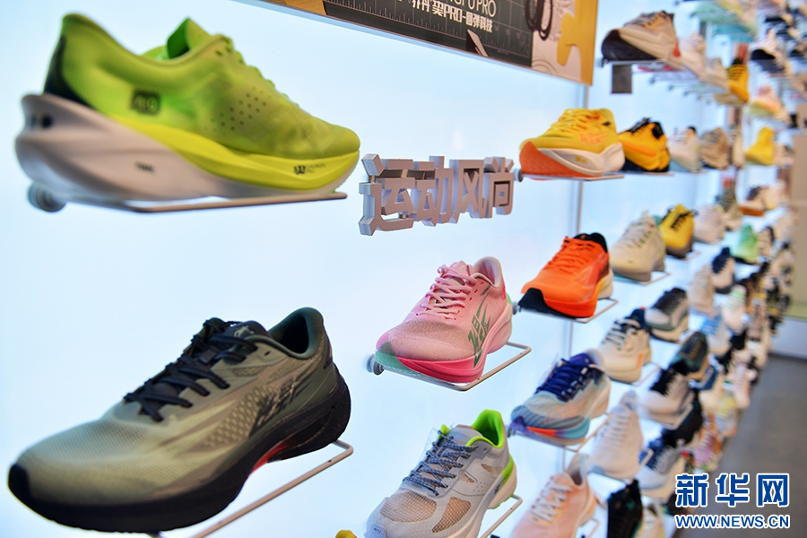 4月16日，河南睢县，一家制鞋企业生产的鞋子。