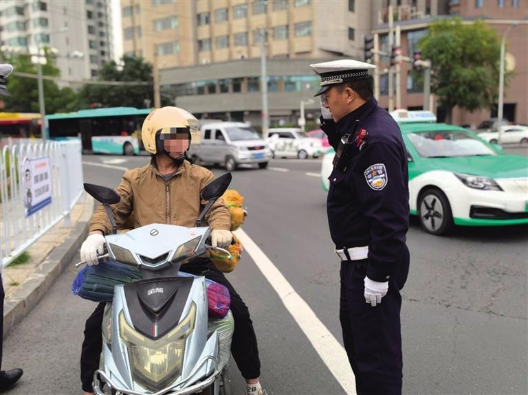 交警查处电动自行车违法违规行为