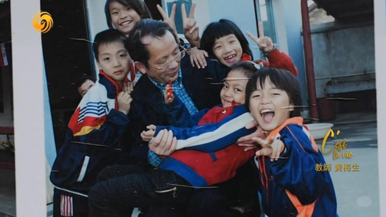 黄梅生每天照顾孩子们的衣食起居，起早贪黑的陪伴，还带他们出门看世界