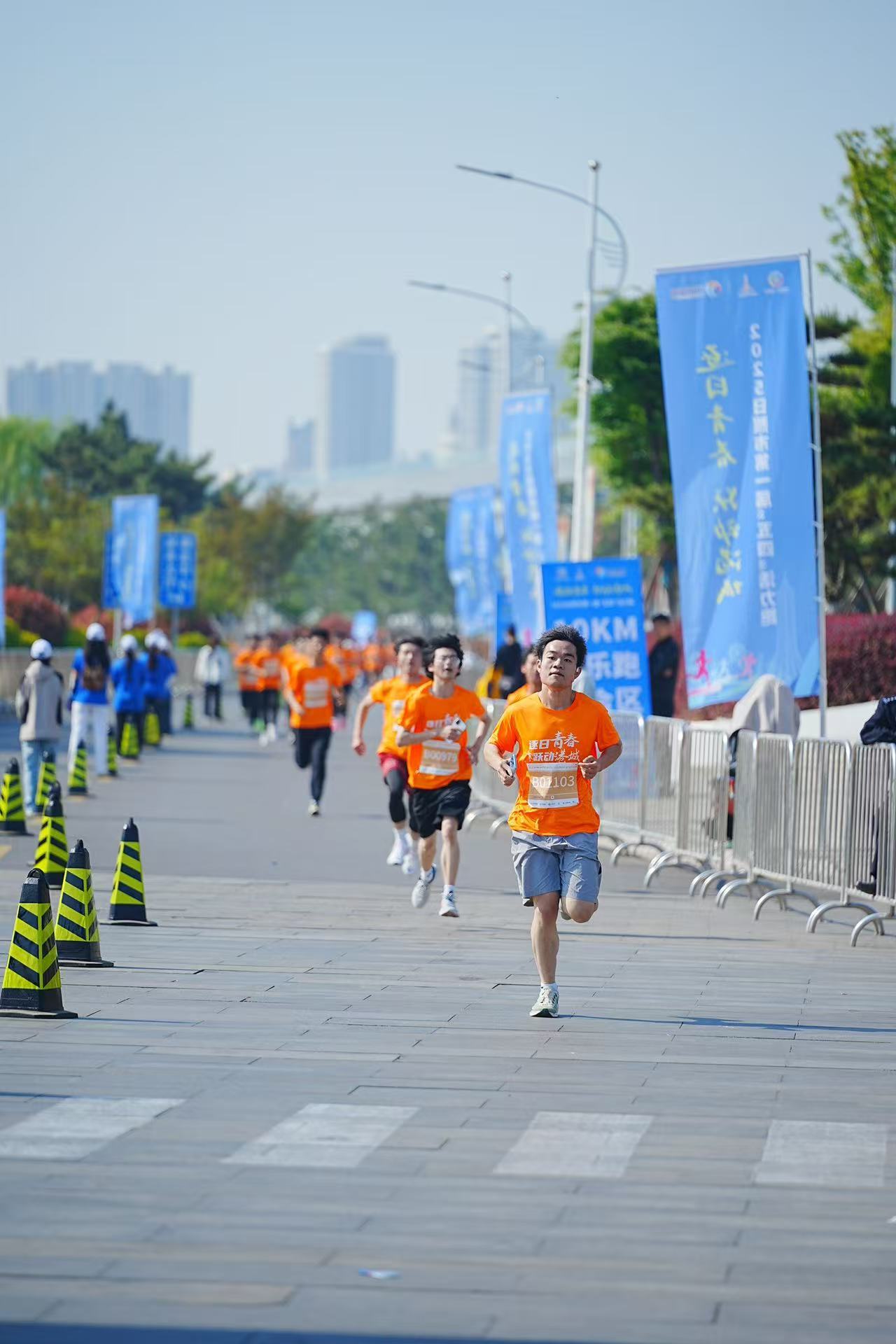 高校学生参赛者朝气蓬勃。日照市体育局供图