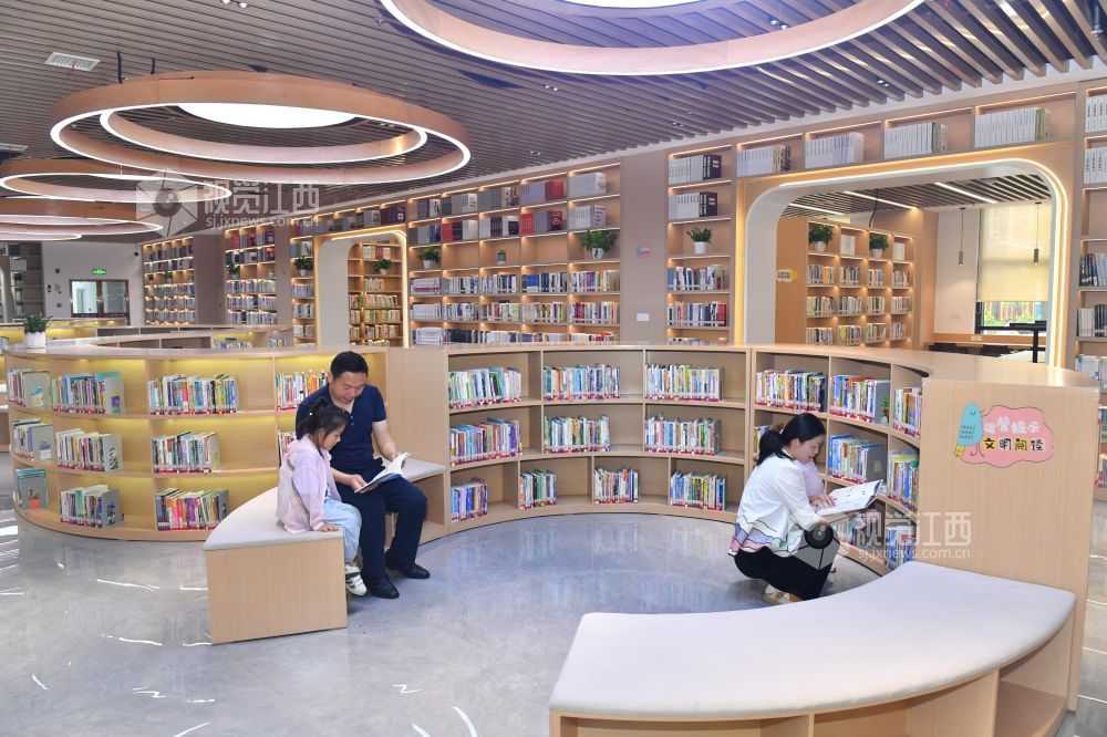 2025年4月22日,江西省吉安市吉州区市民在城北暖心书屋看书,享受阅读时光。