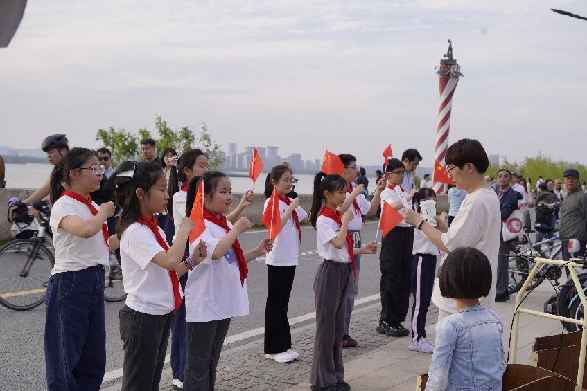特稿·梁平｜南京江心洲“灯塔落日音乐会”，在江风浪涛的陪伴下远行