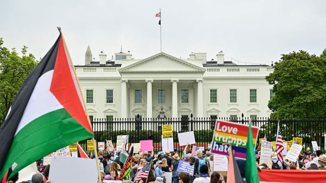 美国再现反特朗普示威 白宫门外抗议