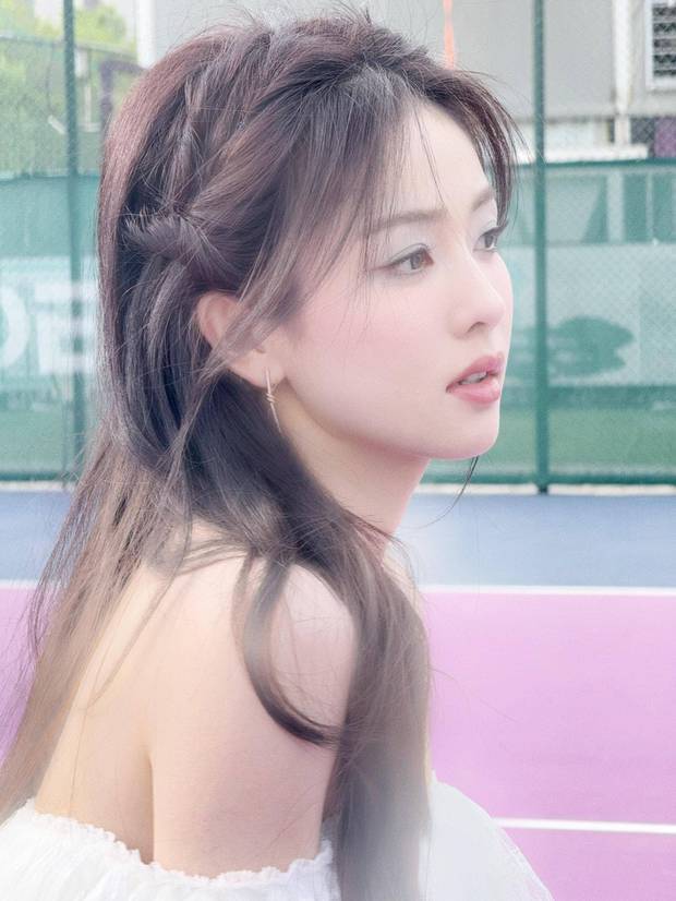 白鹿侧颜绝美,氛围感满满。