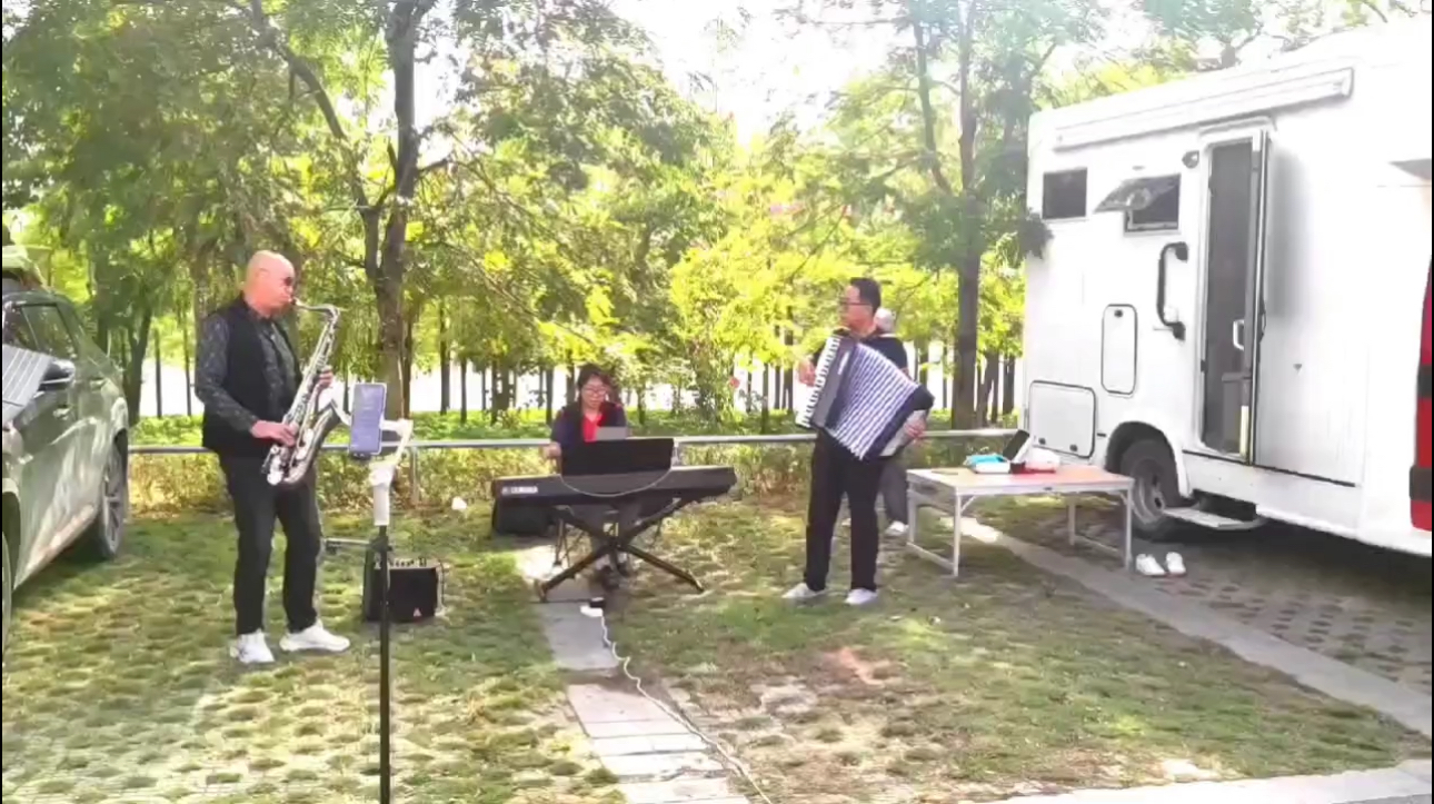 图为王一平（右一）和车友直播现场