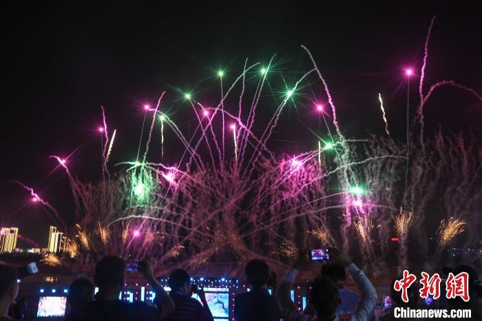 “中国烟花爆竹之乡”江西上栗举行春季创意主题焰火晚会(图)