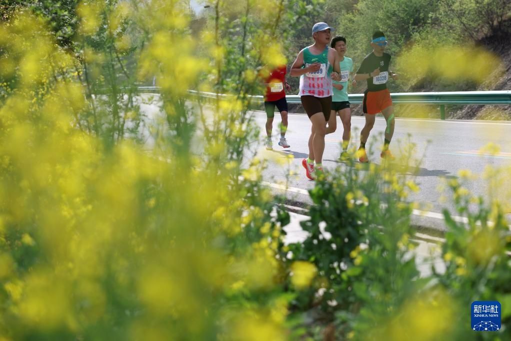 4月20日，参赛选手在比赛中。新华社记者　陈斌　摄