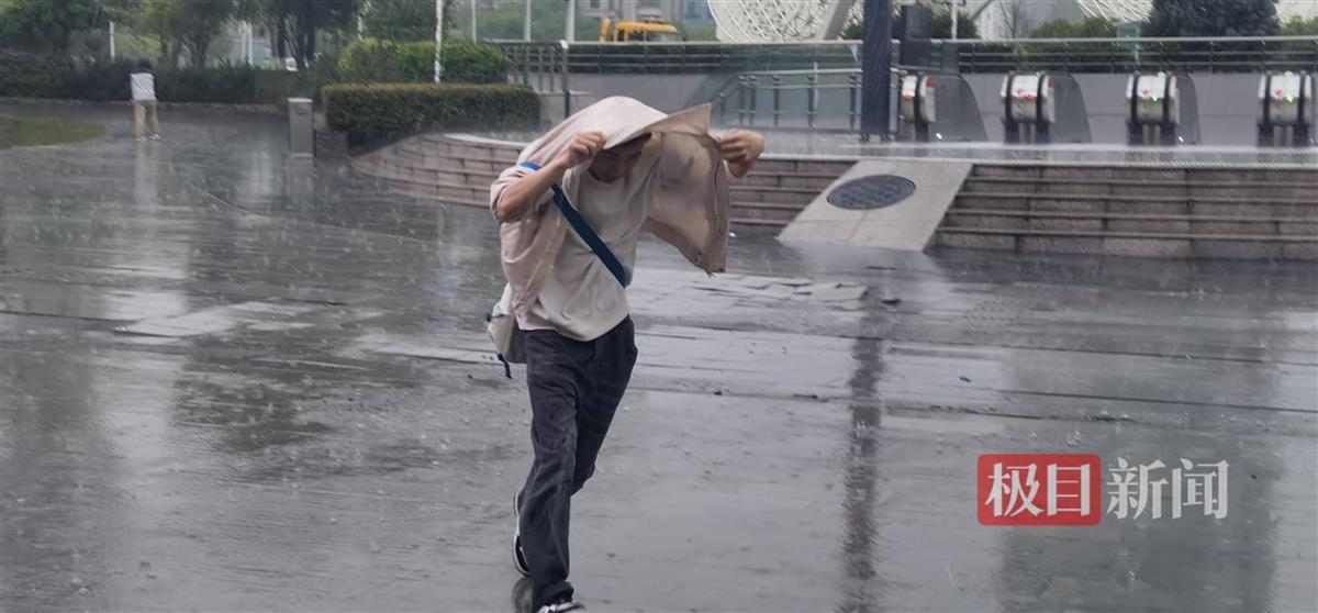 没带雨伞出行，就被雨水偷袭