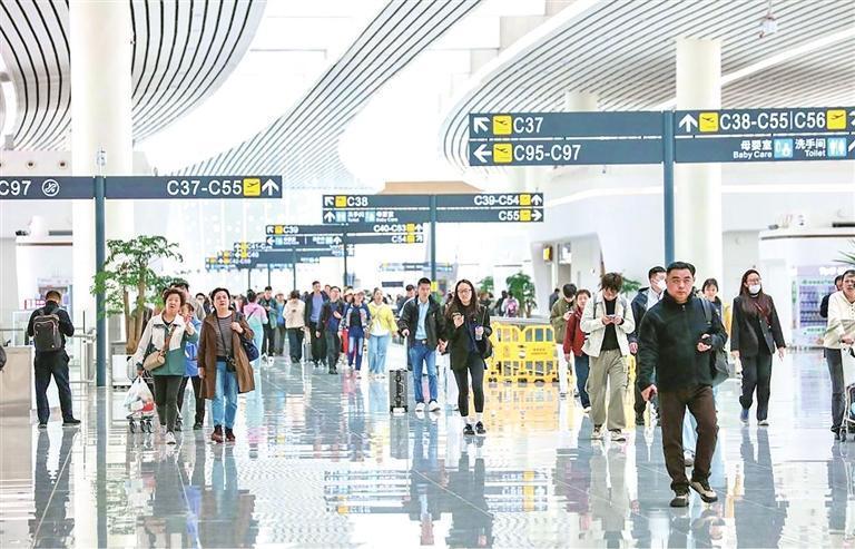 旅客在T3航站楼候机