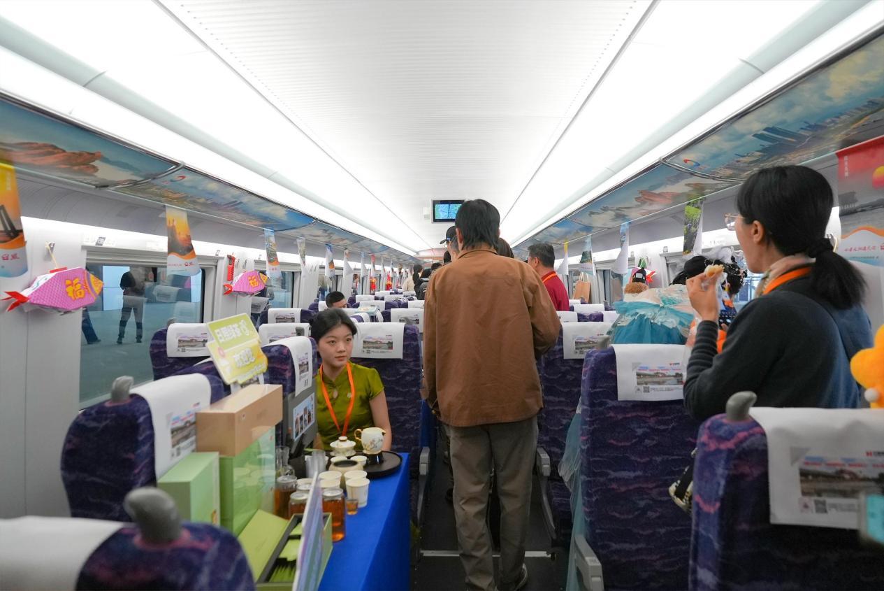 首发列车上布置了日照绿茶、非遗鱼灯笼等日照特色元素。匡海齐 摄