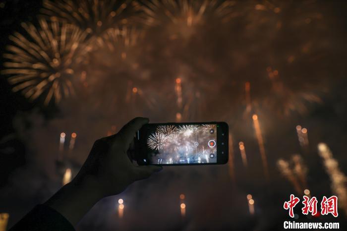 “中国烟花爆竹之乡”江西上栗举行春季创意主题焰火晚会(图)