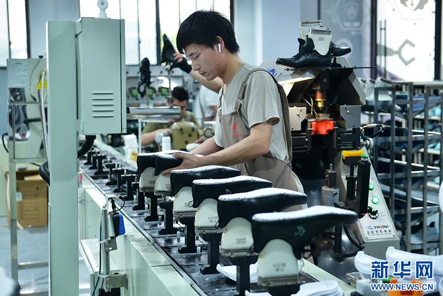 4月16日，河南睢县，一家制鞋企业的员工在工作。
