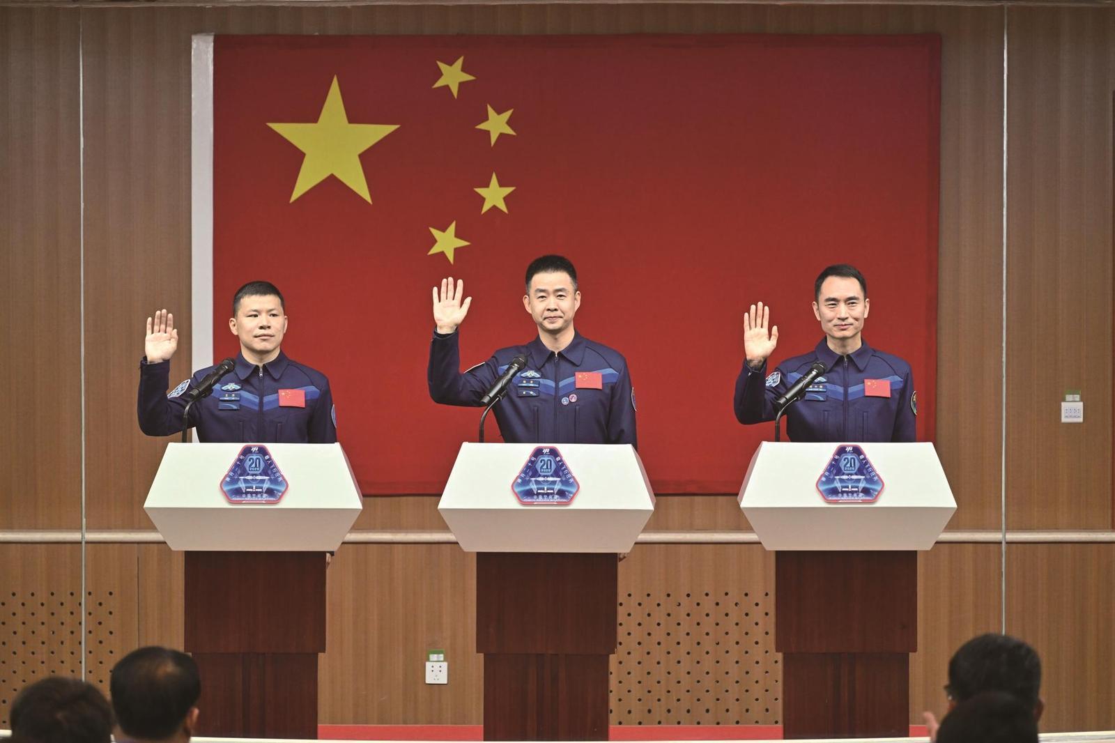 4月23日，神舟二十号载人飞行任务航天员陈冬（中）、陈中瑞（右）、王杰在酒泉卫星发射中心问天阁与媒体记者集体见面。 新华社记者 李鑫 摄